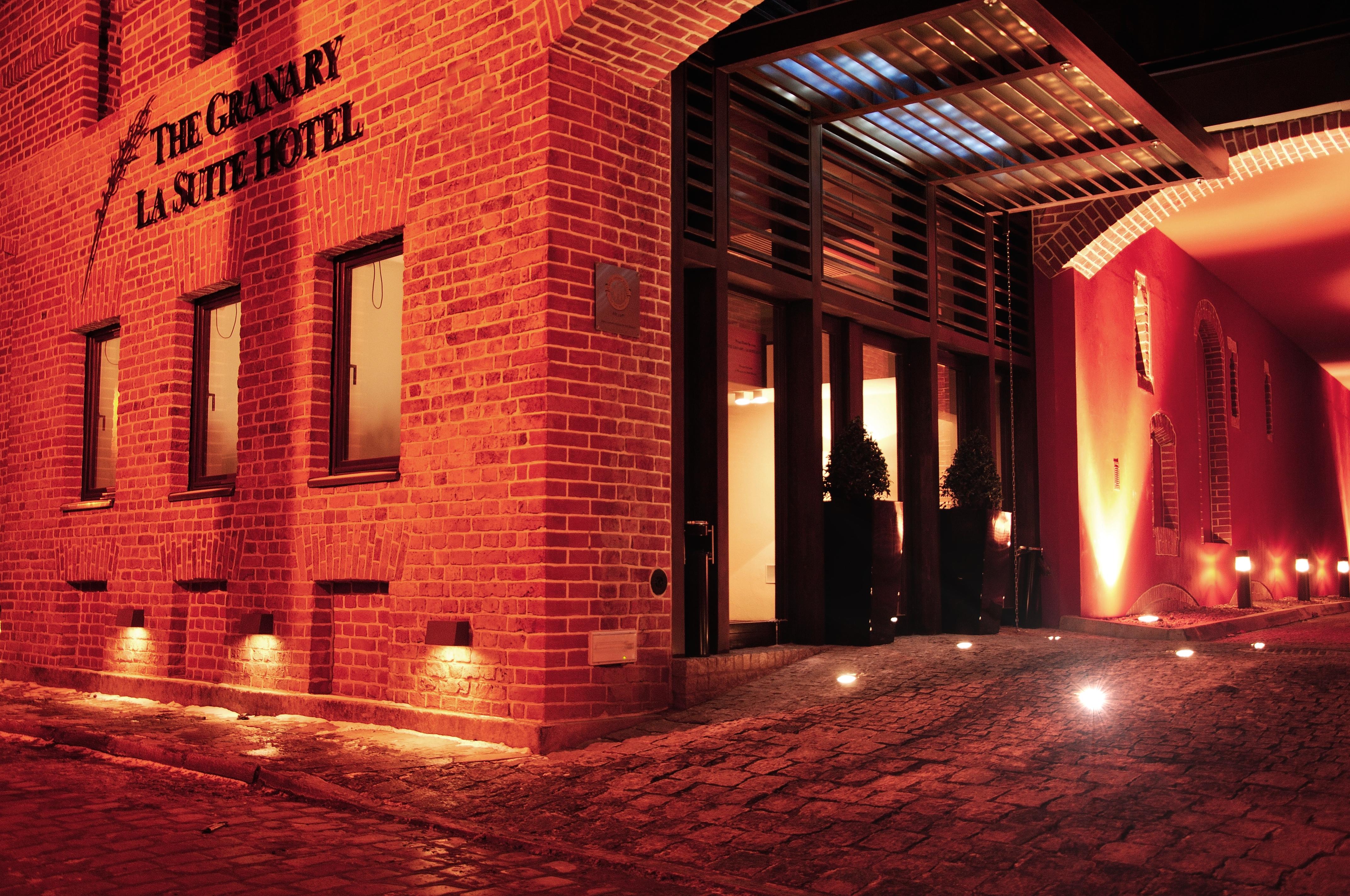 The Granary - La Suite Hotel Wrocław Extérieur photo The Cabaret La Coterie